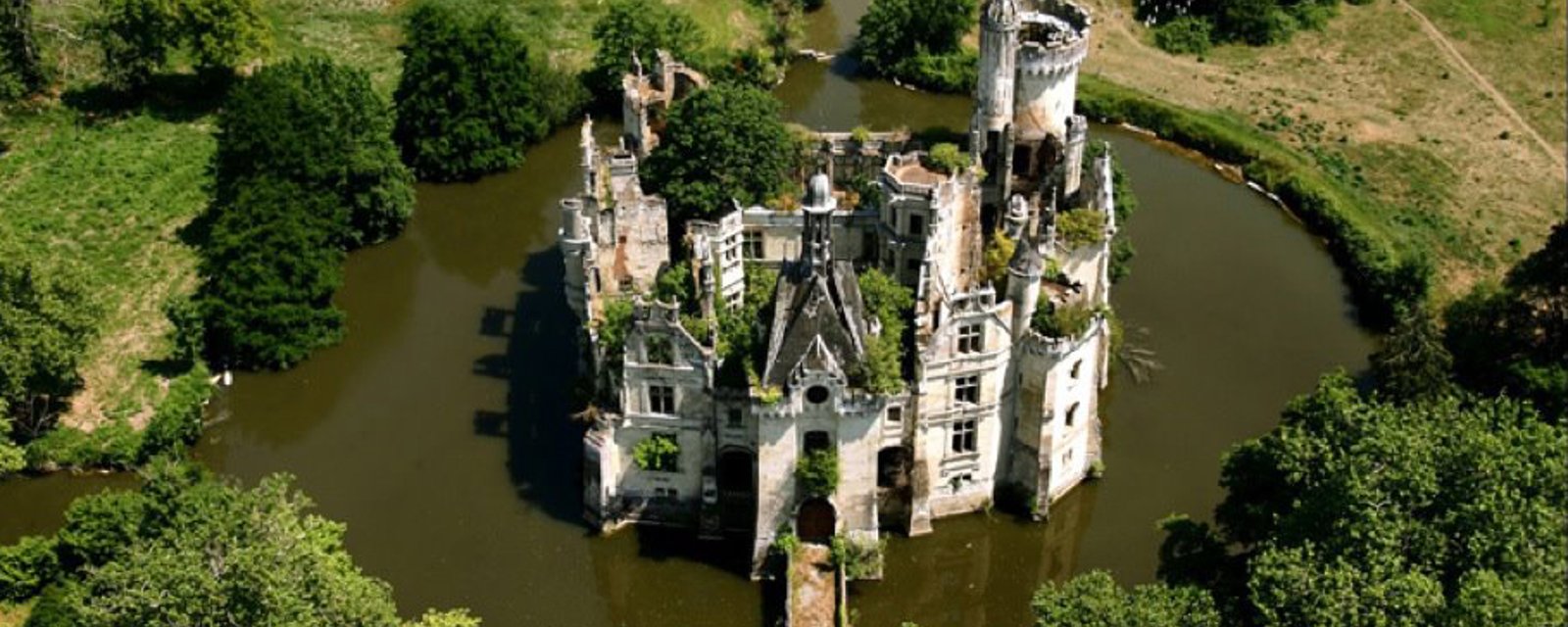 Ce château du Moyen Âge abandonné depuis 80 ans vaut le détour!