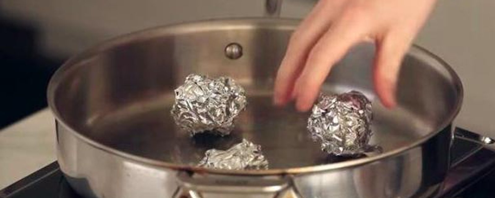 Une façon simple de cuire les aliments à la vapeur avec de simples boules de papier aluminium