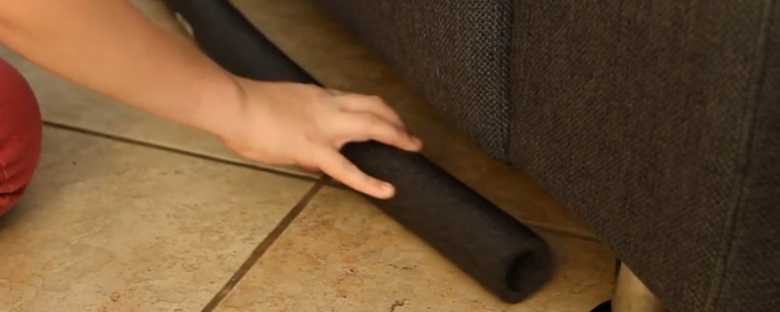 Elle installe un tuyau de mousse en-dessous de son divan et elle règle un problème qui la fatiguait depuis longtemps