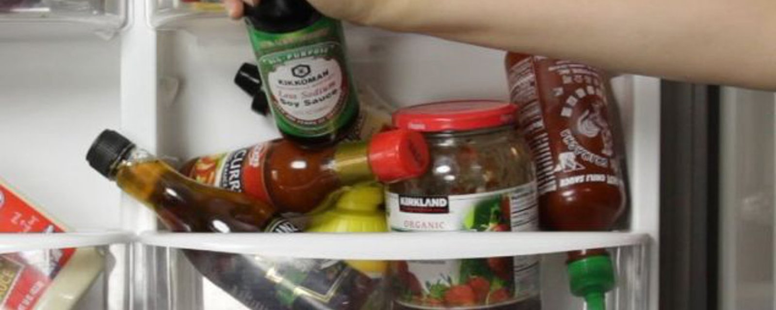 Un truc simple qui vous permet de ranger convenablement vos condiments dans votre frigo