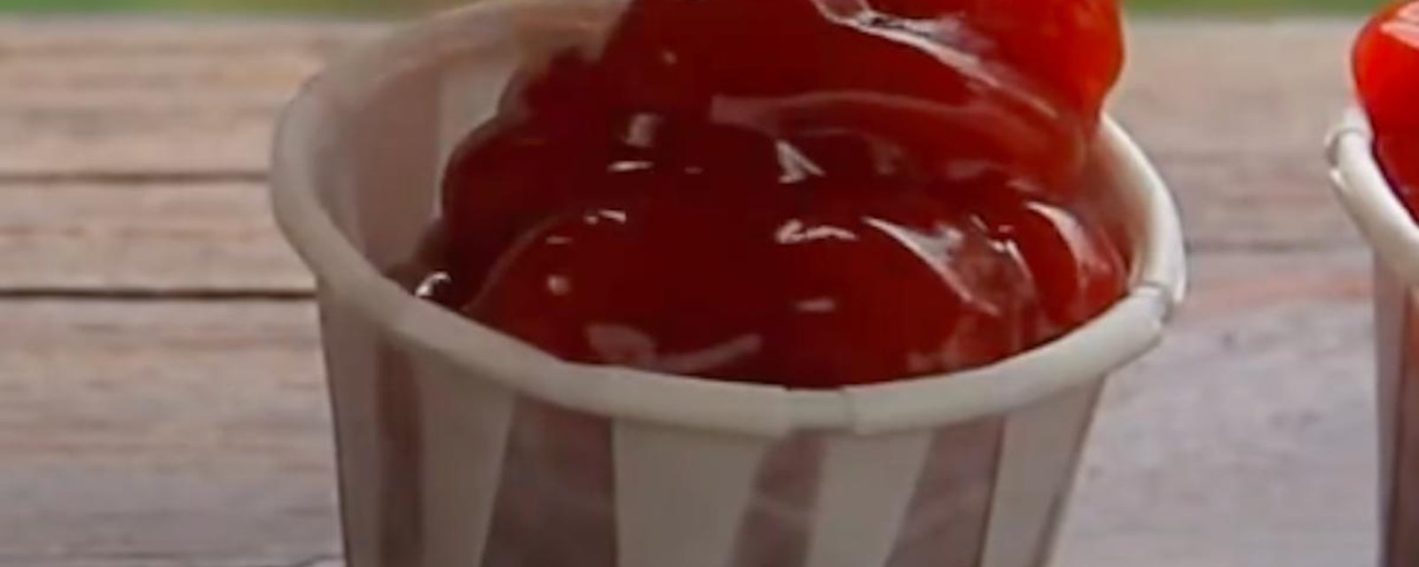 Voici comment utiliser correctement les gobelets de ketchup