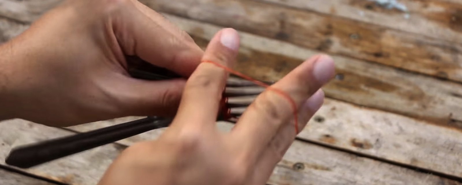 Elle n'a pas de pinces sous la main, elle décide de mettre un élastique autour de 2 fourchettes