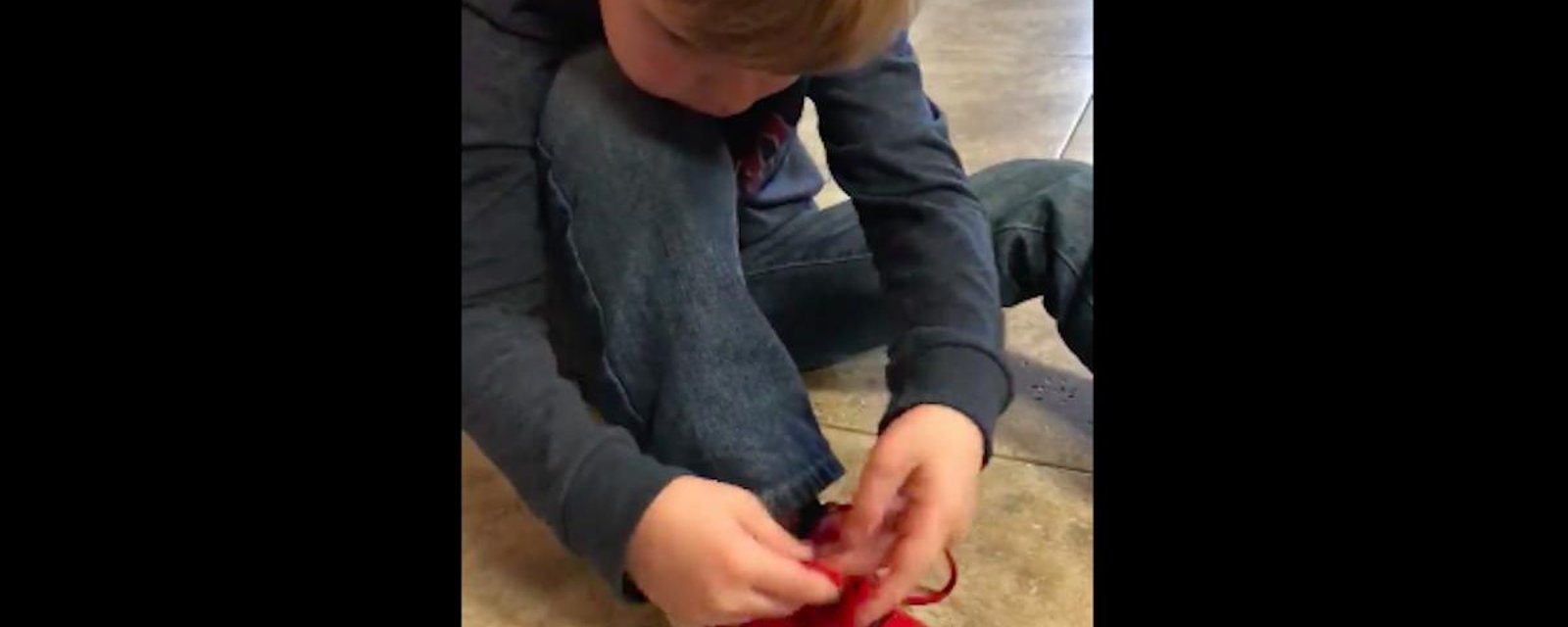 Ce petit garçon nous montre un super truc pour lacer des chaussures plus facilement