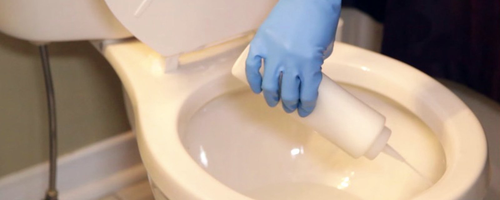 Faites votre propre nettoyant maison pour les toilettes en suivant cette recette