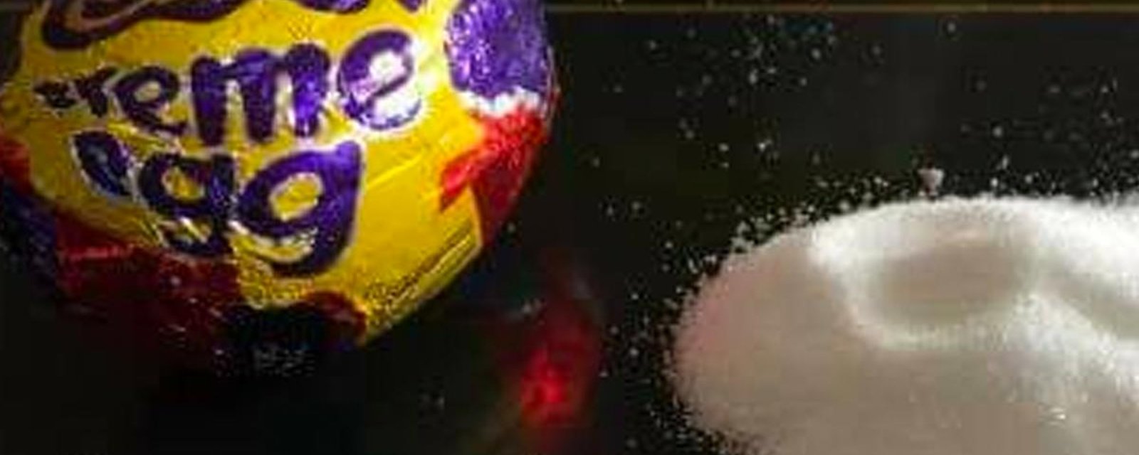 Une femme illustre la quantité de sucre qu'on retrouve dans un seul oeuf Cadbury et c'est alarmant.