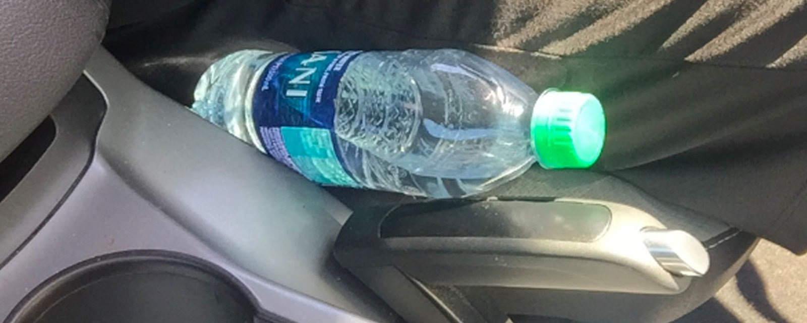 Avec le retour du beau temps, les pompiers lancent un avertissement très important concernant les bouteilles d'eau dans les voitures.