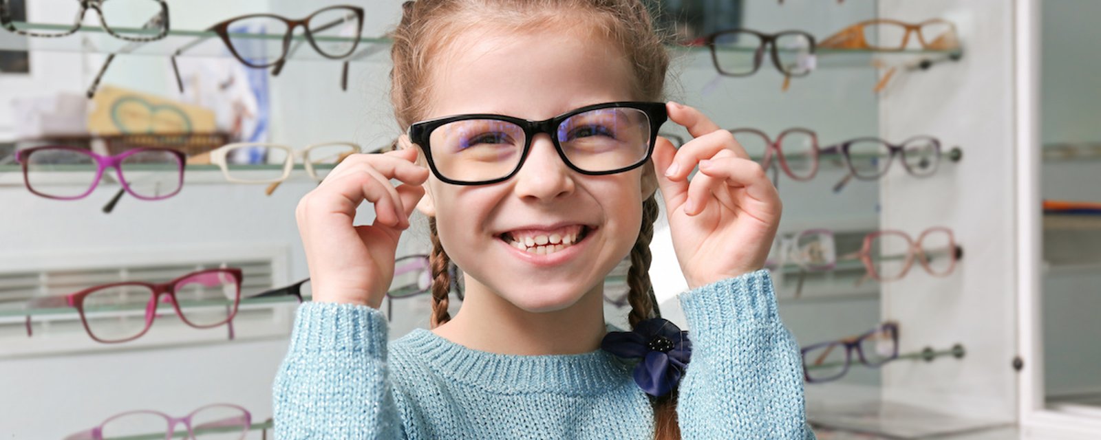 Si votre enfant porte des lunettes, le gouvernement du Québec vous aidera.