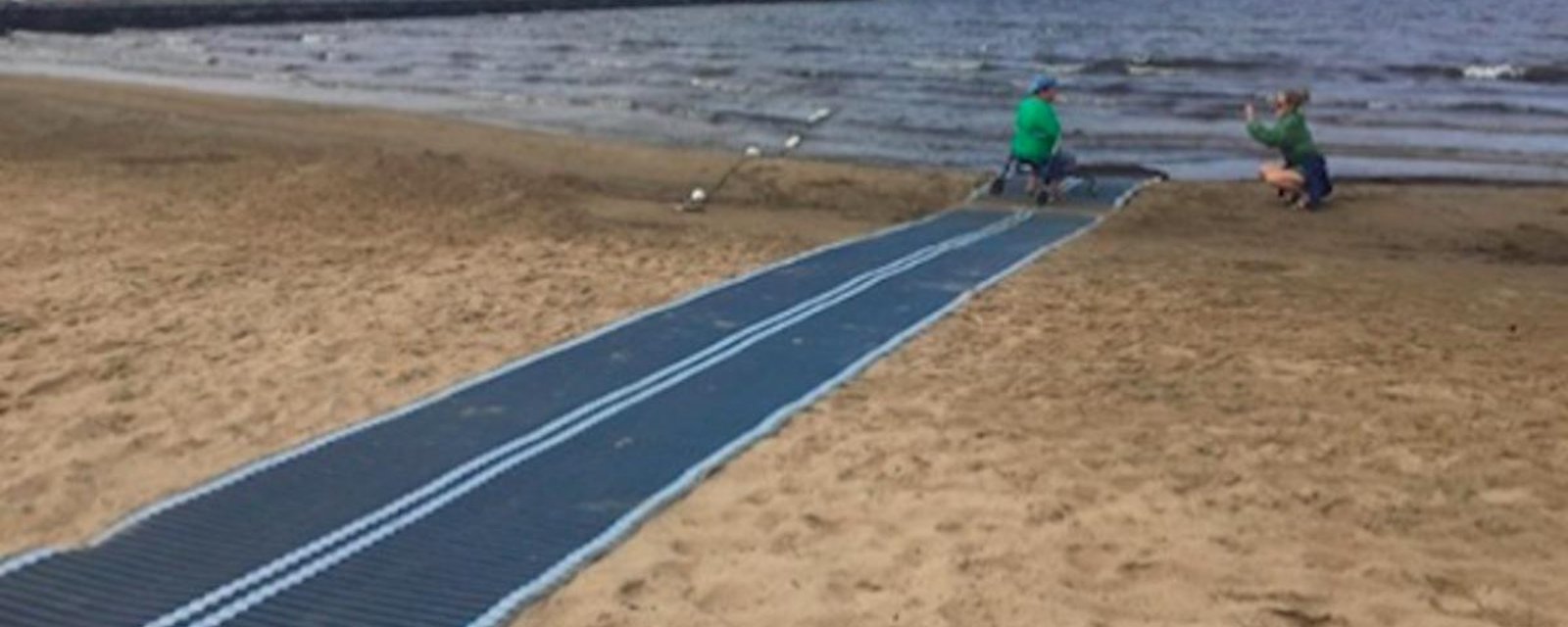 En Ontario, des plages sont maintenant plus accessibles aux personnes à mobilité réduite, grâce à un système ingénieux
