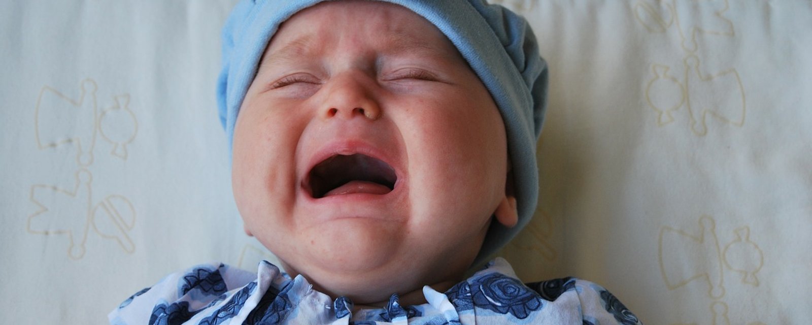 Que faire quand bébé sanglote: le laisser pleurer ou le consoler?