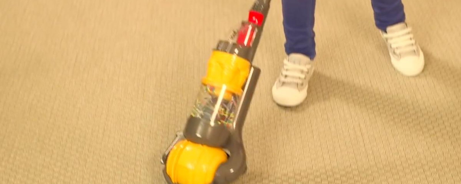 Une idée cadeau pour enfants qui vient en aide aux parents: un aspirateur-jouet Dyson qui aspire vraiment!