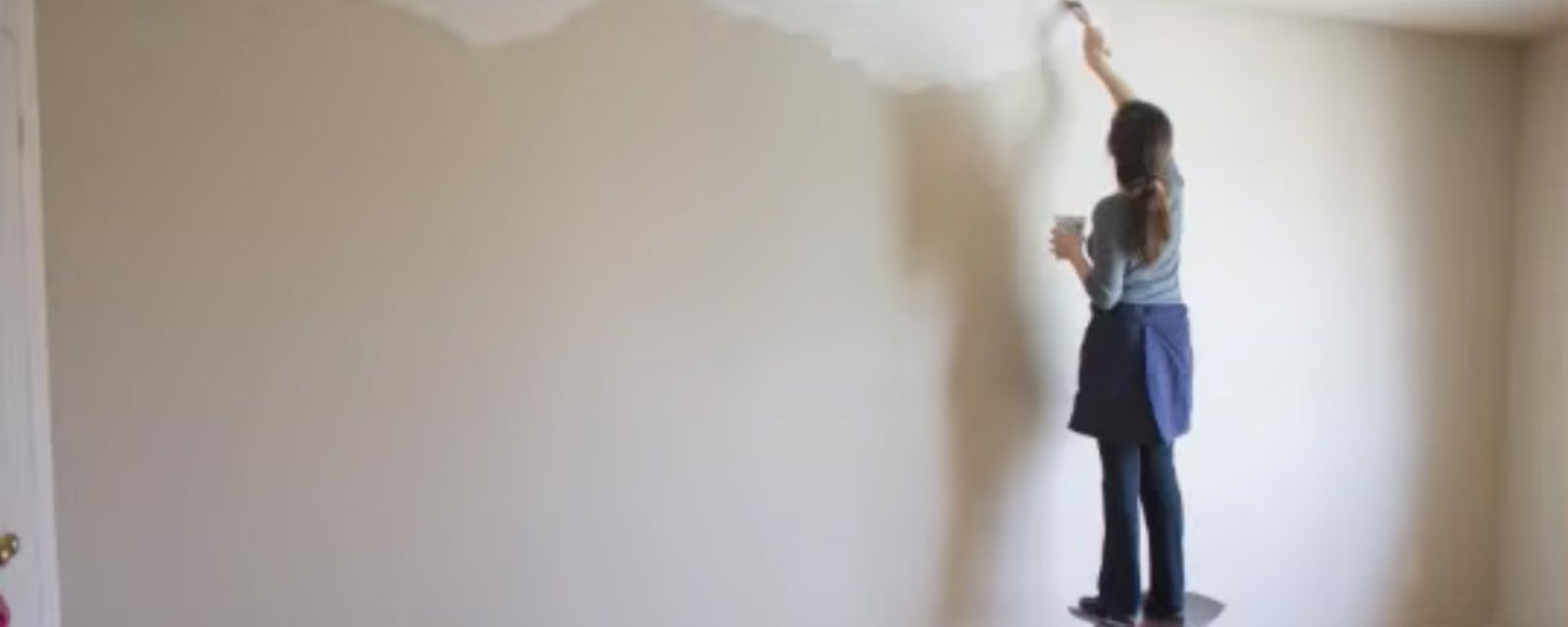 Sur le mur blanc de sa chambre, elle commence par peindre en zigzags... Et ce qui suit est fabuleux!