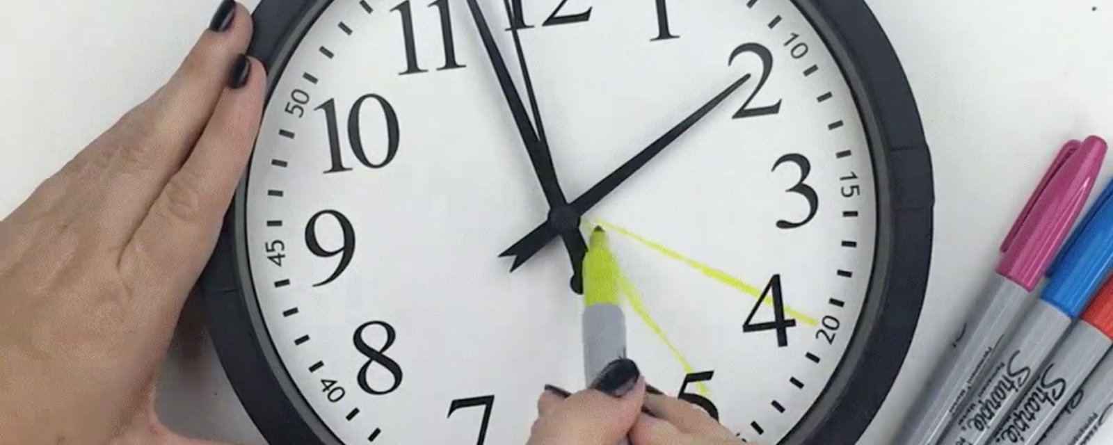 Elle colorie le fond d’une horloge avec des crayons: son idée a changé l’humeur dans la maison!