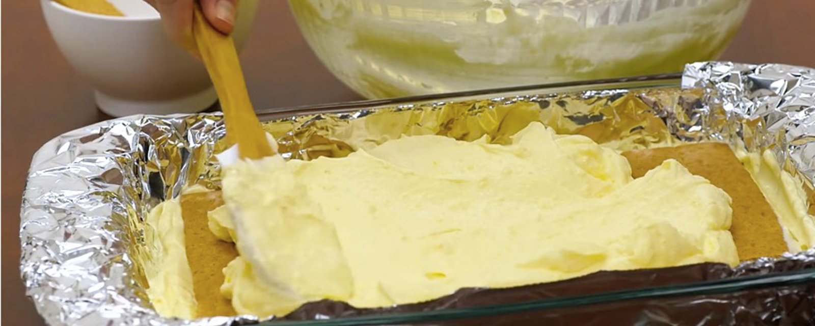 Versez du pouding au citron sur des biscuits! Rien ne vous prépare pour cet incroyable dessert! 