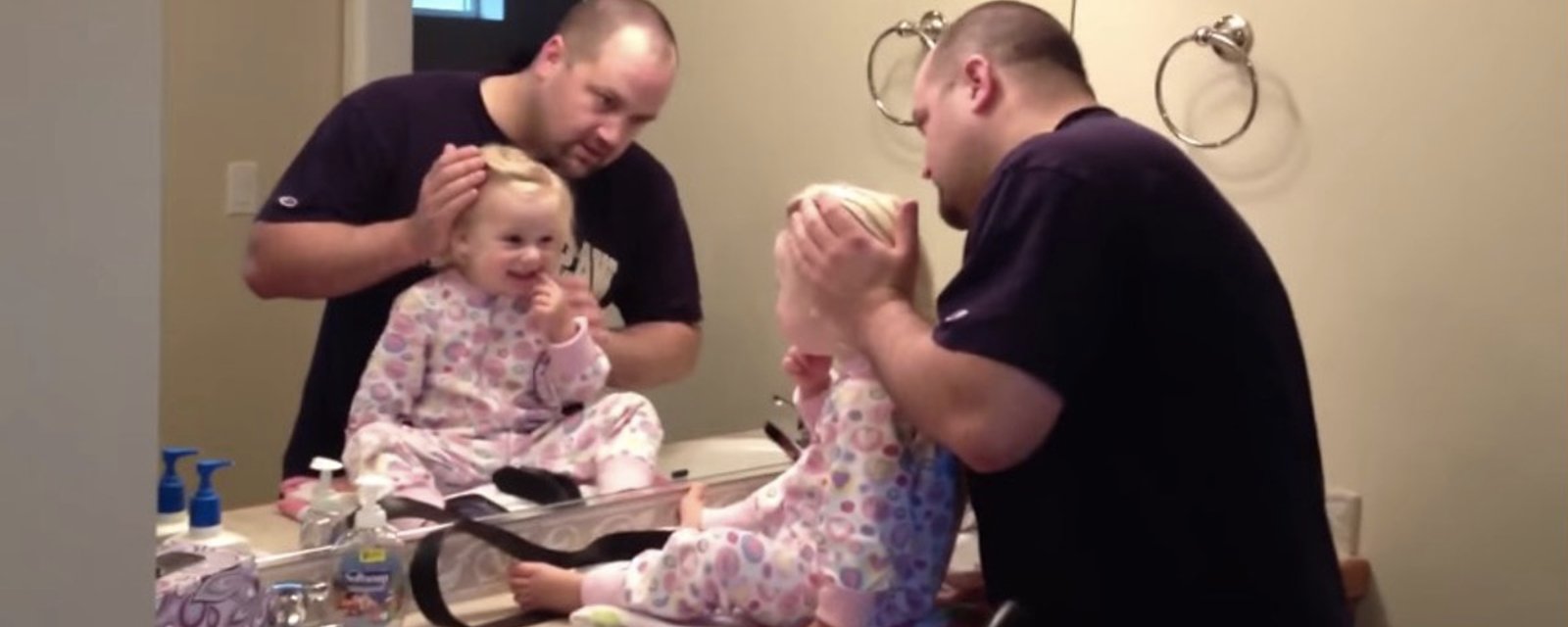 Ce papa tient à partager sa super astuce pour aider tous les papas! Comment attacher les cheveux de votre fille en moins de 2 minutes! 