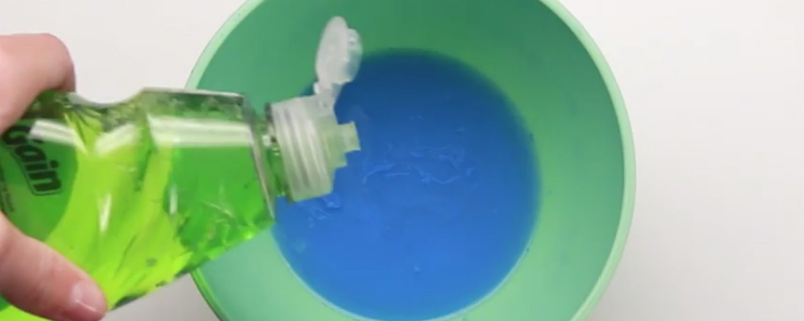 Elle mélange de la peinture et du savon à vaisselle, puis elle sort une paille… Son idée est fabuleuse!