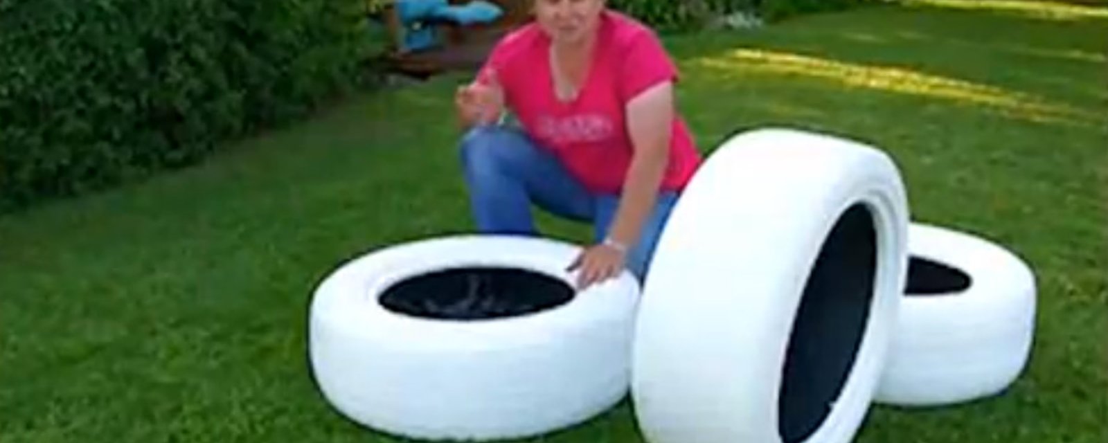 Elle peinture 3 pneus et les empile dans sa cour: quand elle ajoute la touche finale, on comprend enfin!