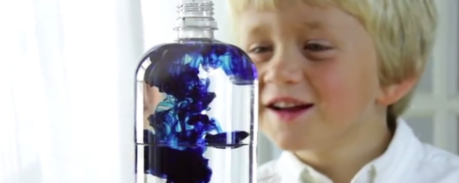Elle verse de l’eau et du colorant dans une bouteille. Ce qu’elle ajoute ensuite est… magique!