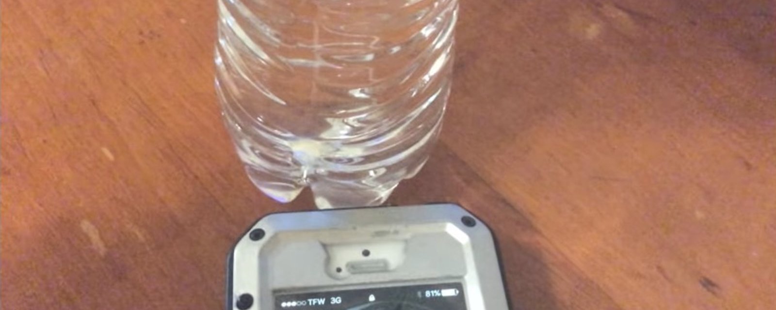 Qu'arrive-t-il lorsque vous placez une bouteille d'eau près de votre téléphone cellulaire?