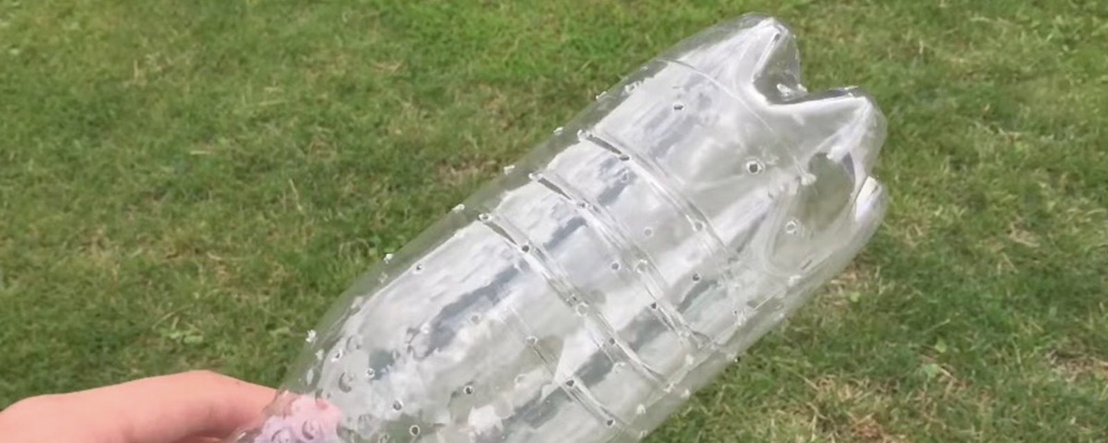 Récupérez toutes les bouteilles de plastique que vous pouvez! Vous pourrez les utilisez dès maintenant et pour le reste de l'été! 
