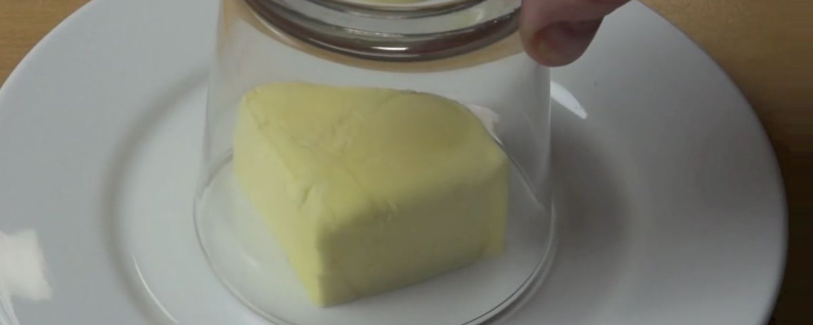 La raison pour laquelle il place un verre sur un carré de beurre est absolument géniale!