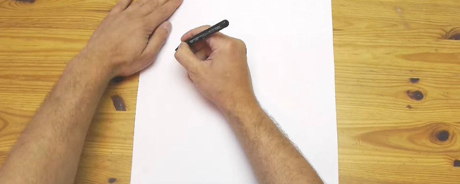 En tenant un crayon d'une main et tournant le papier de l'autre main, il nous apprend une technique que l'on devrait tous connaitre! 