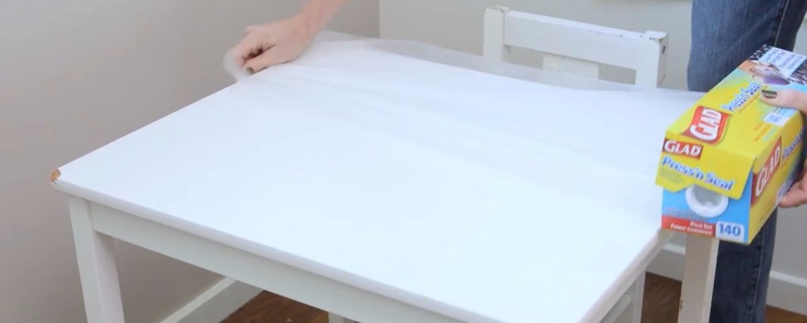 Avez-vous déjà pensé à recouvrir votre table avec une pellicule plastique? C’est pourtant un truc brillant!
