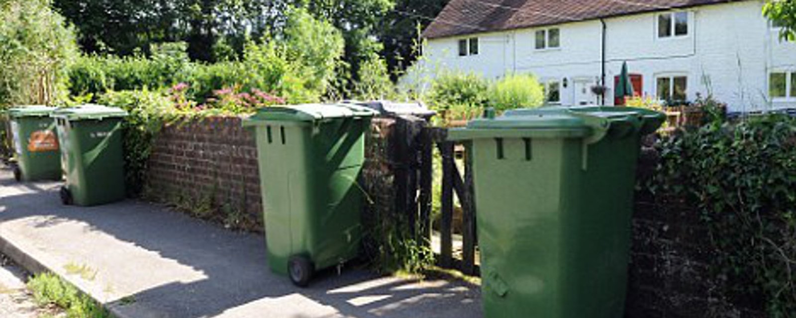 Personne n'aime voir les ordures déguiser le beau décor de son jardin! Voici 5 bonnes idées, pour les camoufler! 