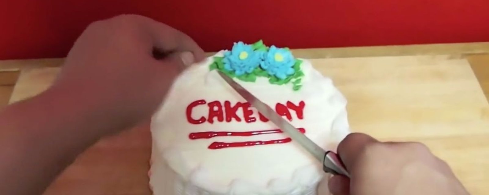 Oubliez le couteau pour couper un gâteau! Cette méthode inusitée fait de bien plus belles portions!