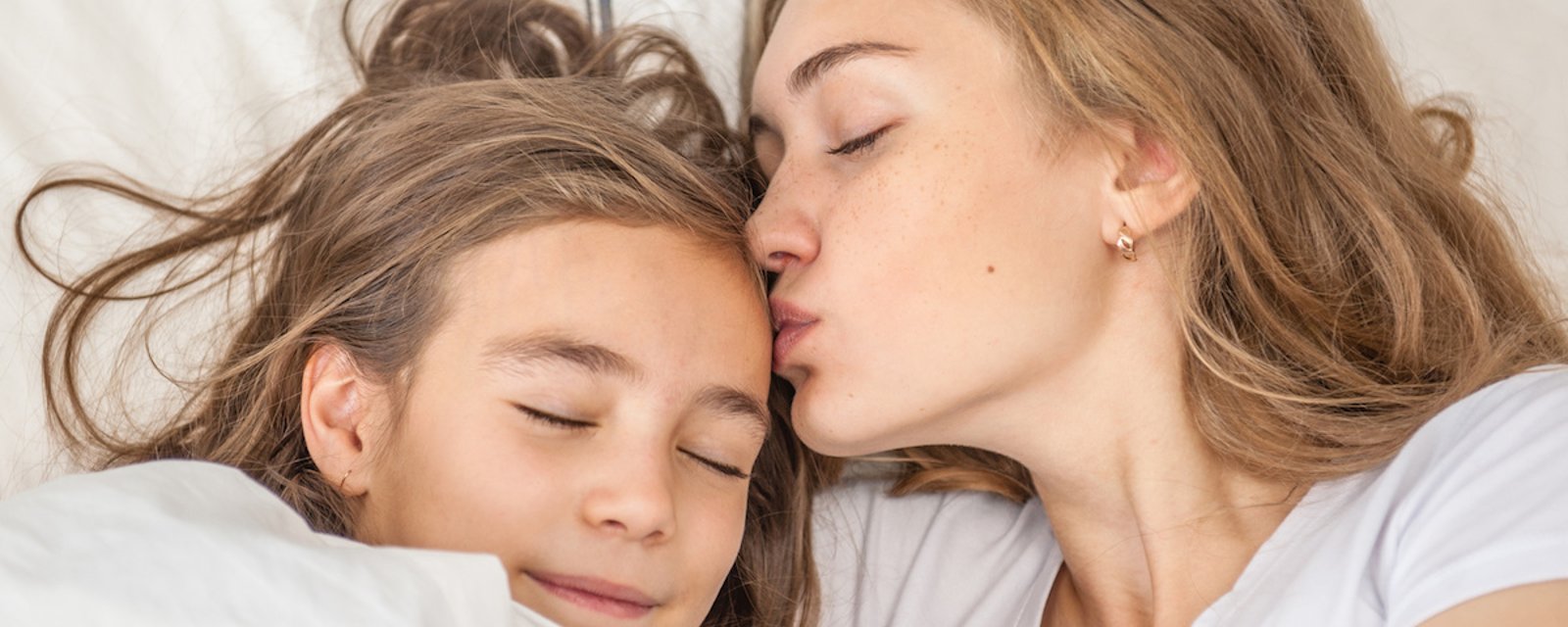 Vous allonger avec vos enfants jusqu'à ce qu'ils s'endorment n'est pas une mauvaise habitude