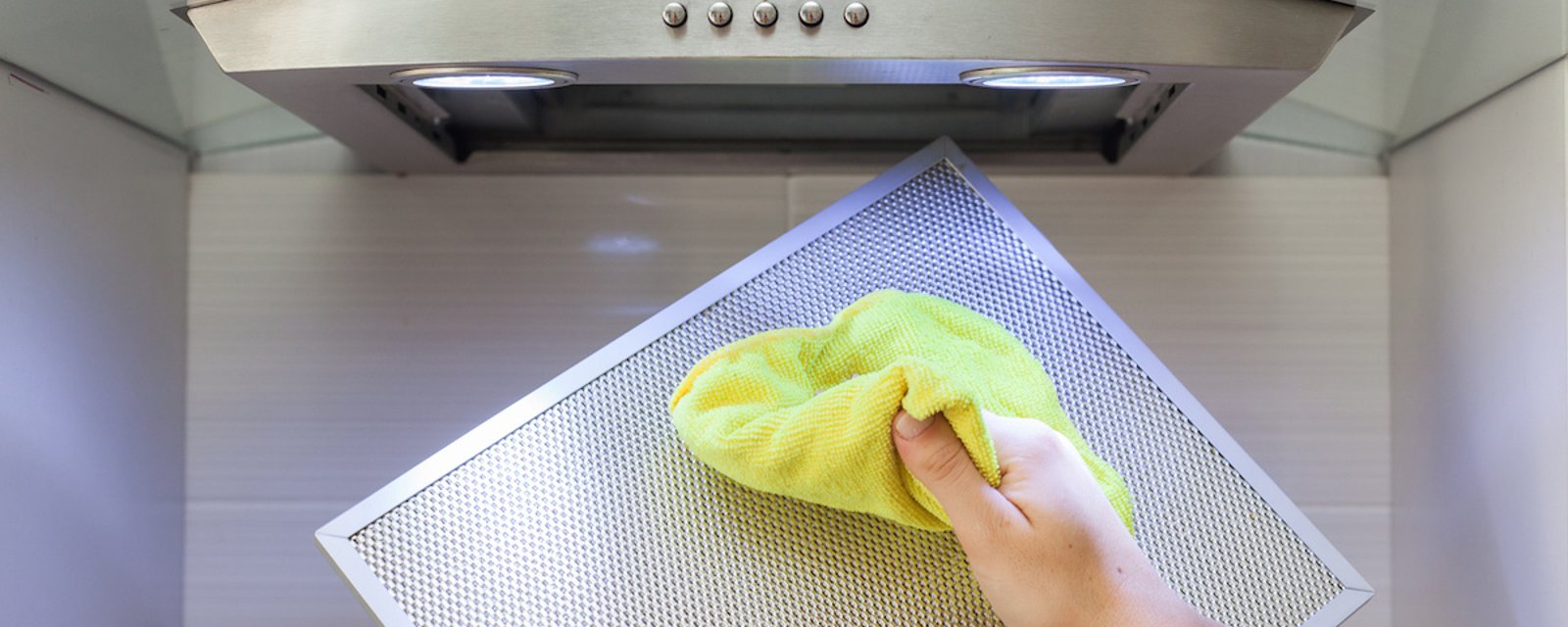 Suivez ces 3 étapes faciles pour nettoyer en profondeur votre hotte de cuisinière graisseuse 