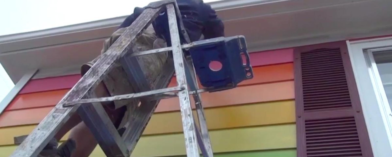 Un homme peint une maison aux couleurs de l’arc-en-ciel et ça ne plait pas à tout le monde