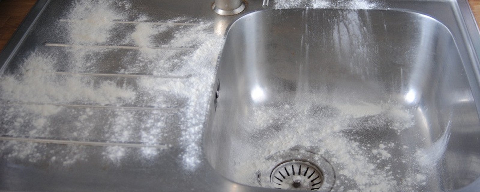 Que se passe-t-il lorsque vous saupoudrez de la farine dans un évier en inox?