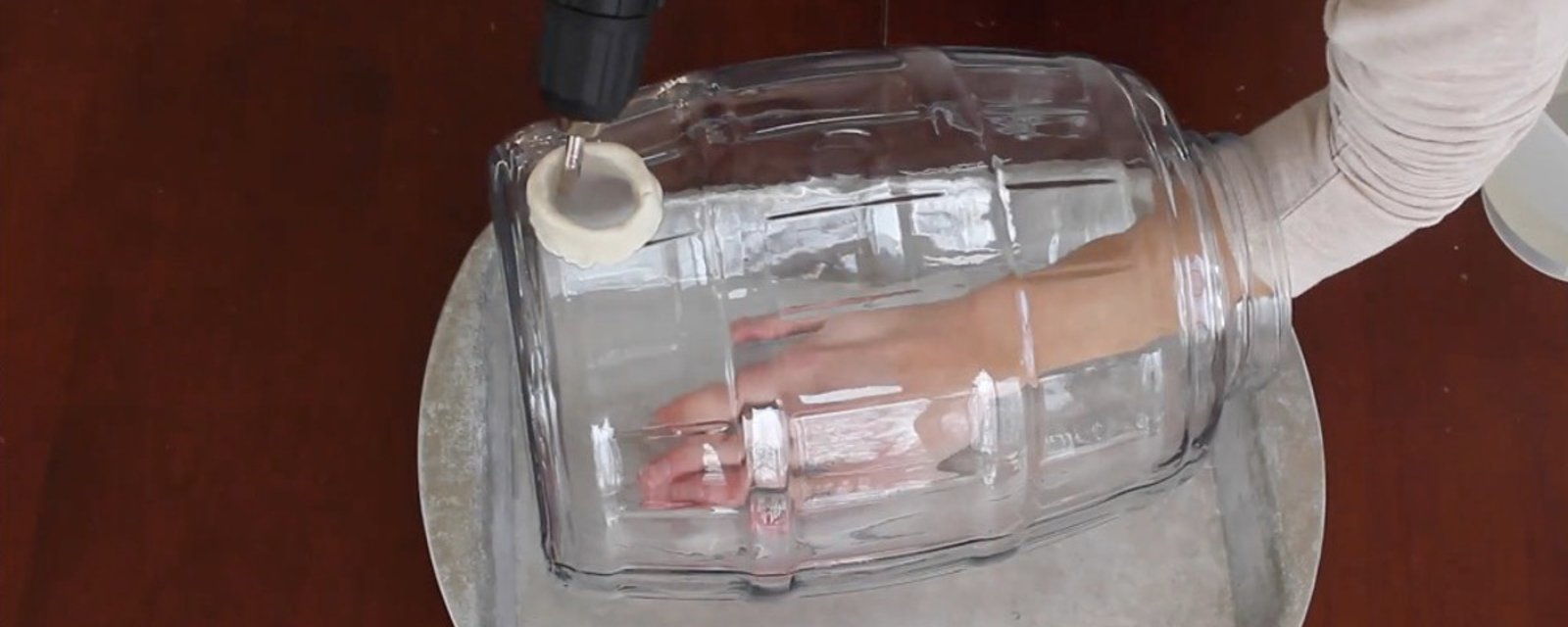 Récupérez un bocal en verre pour créer une lampe de table unique en son genre 