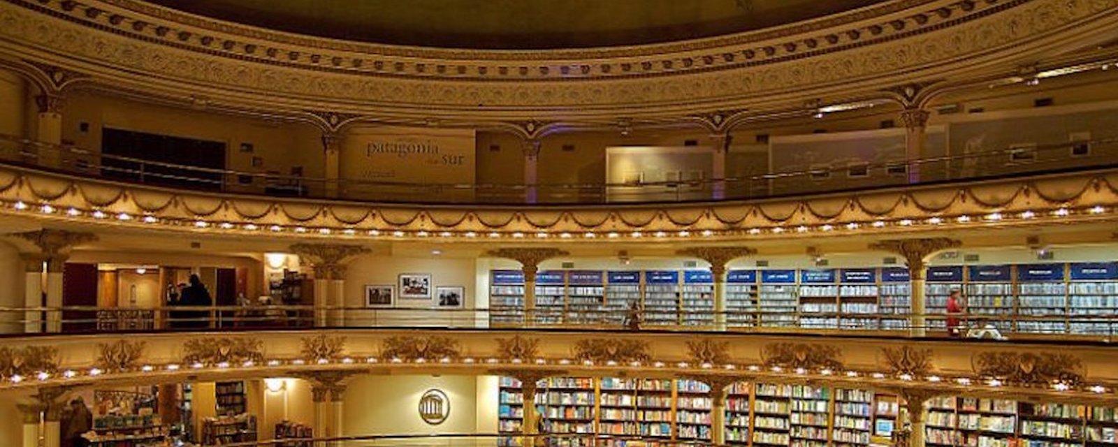 Ce théâtre centenaire a été converti en une librairie tout simplement fabuleuse!
