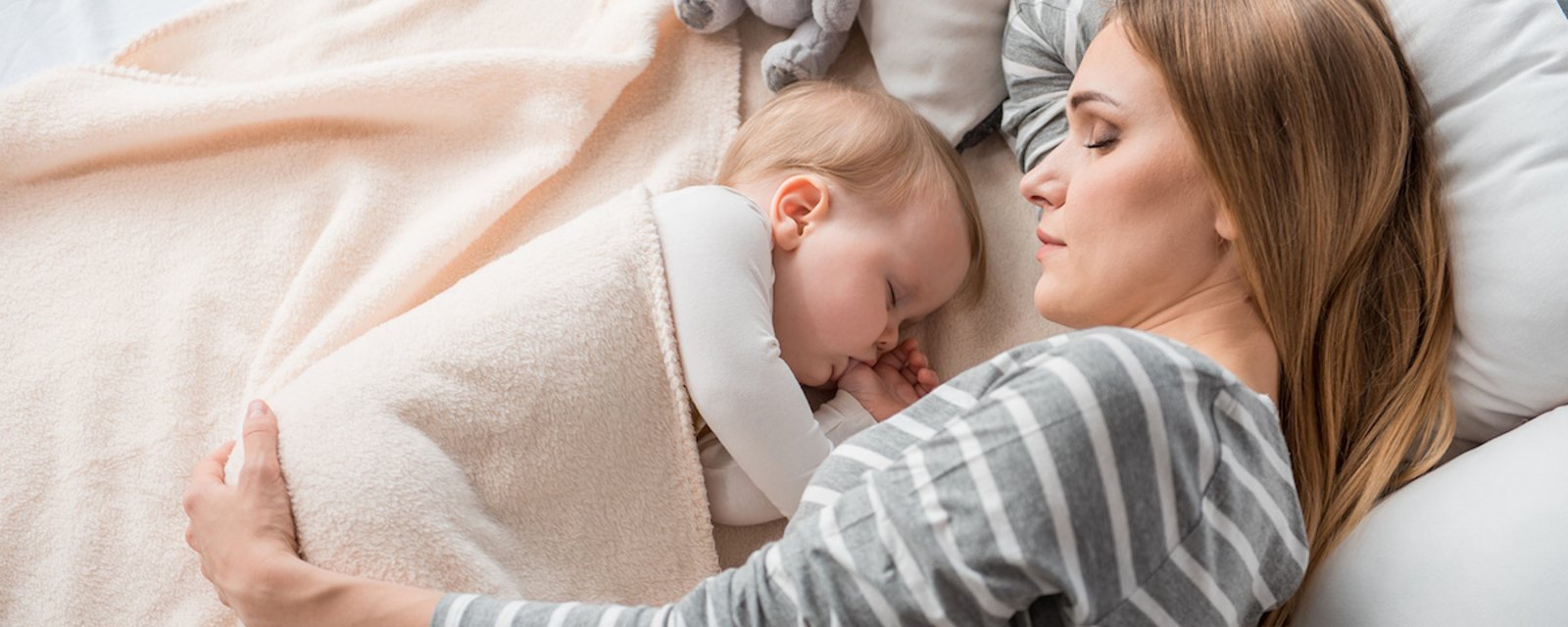 Selon un pédiatre, les enfants devraient dormir avec leur mère jusqu’à l’âge de 3 ans