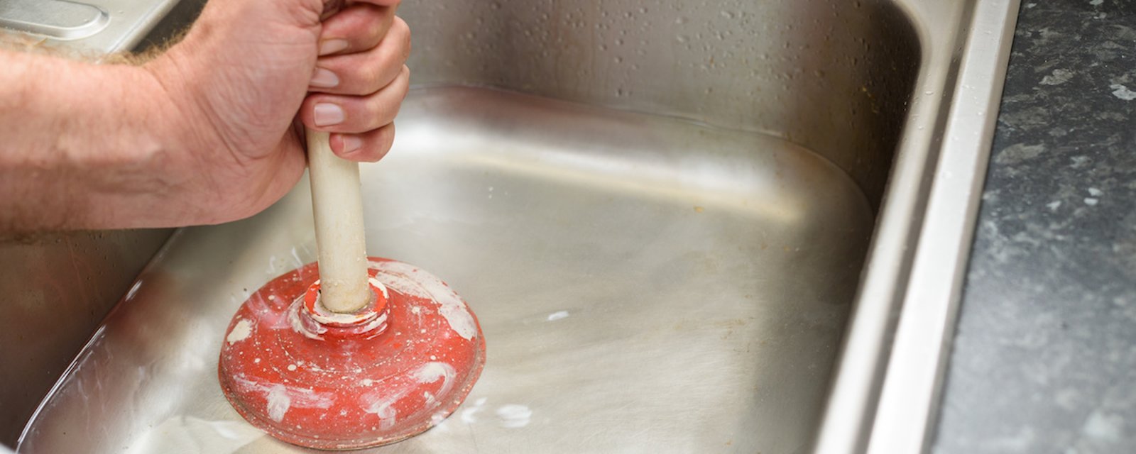 7 façons de débloquer un évier sans faire appel à des produits nocifs 