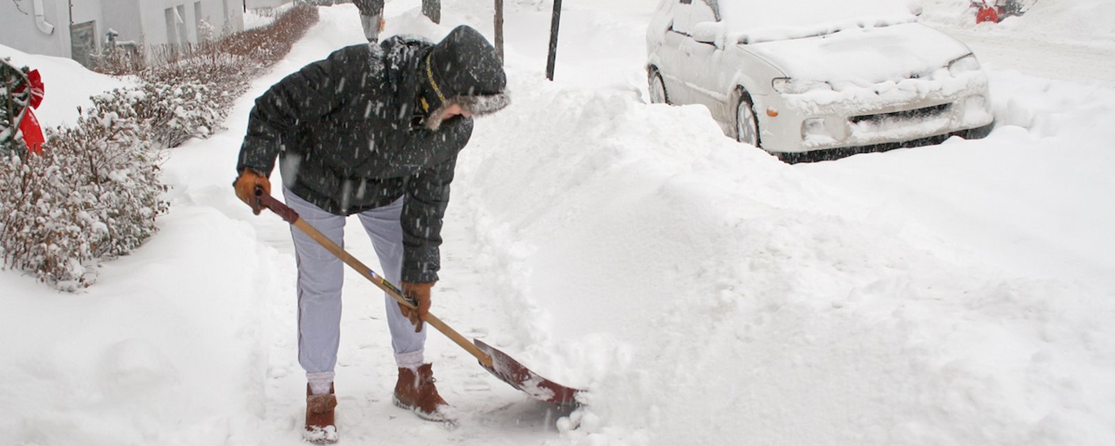 9 trucs qui vous permettront de  pelleter la neige sans vous blesser