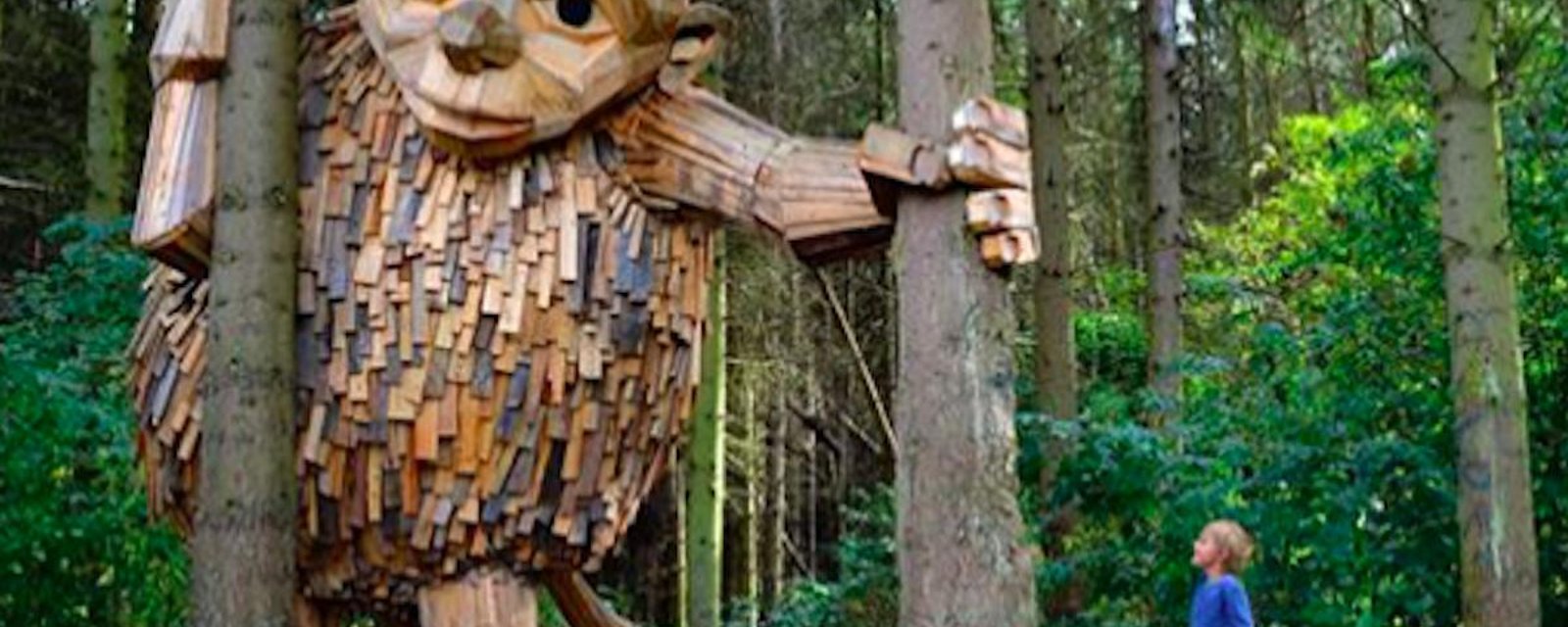 Un artiste réalise des sculptures géantes et les cache dans la nature environnant Copenhague