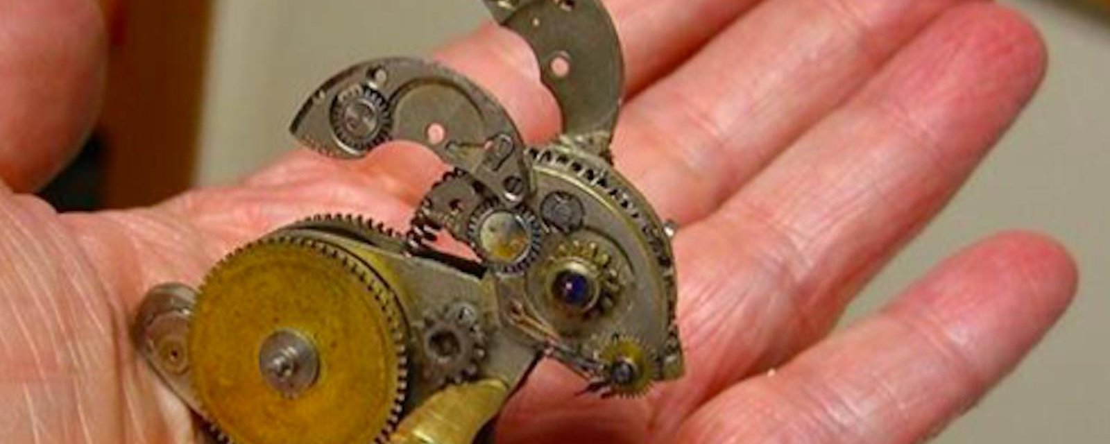 Elle récupère de vieux mécanismes de montres et réalise des objets spectaculaires!