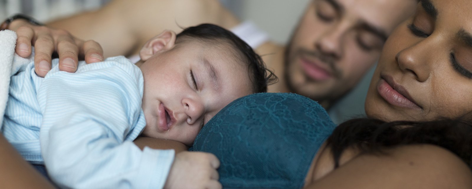 Pendant la première année de vie d’un bébé, ses parents perdent plus de 700 heures de sommeil!