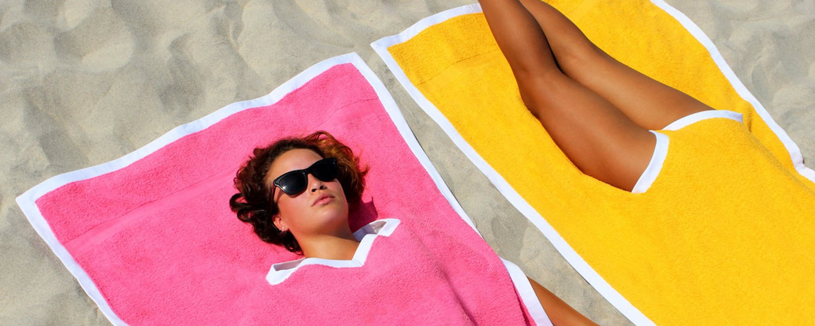 Nouvelle tendance estivale: la Towelkini, une serviette de plage qui se transforme en vêtement.