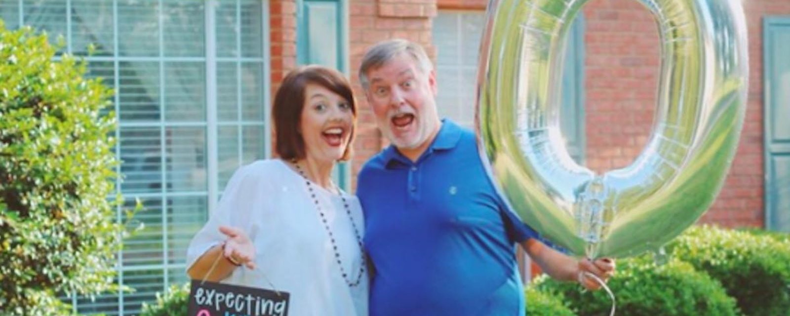 Ces parents ont pris des photos hilarantes pour célébrer le départ de leur fille de la maison familiale!