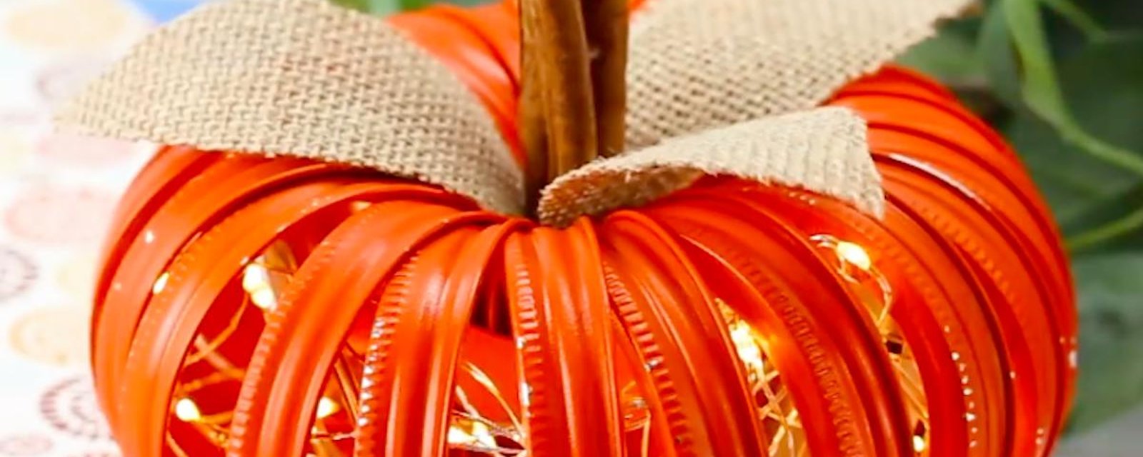 Brico d'automne: voici comment réaliser une citrouille avec des anneaux de pots Mason