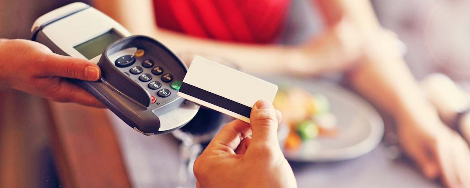 Lorsque vous laissez un pourboire par carte de crédit ou de débit, vous payez probablement plus de 15% de la facture