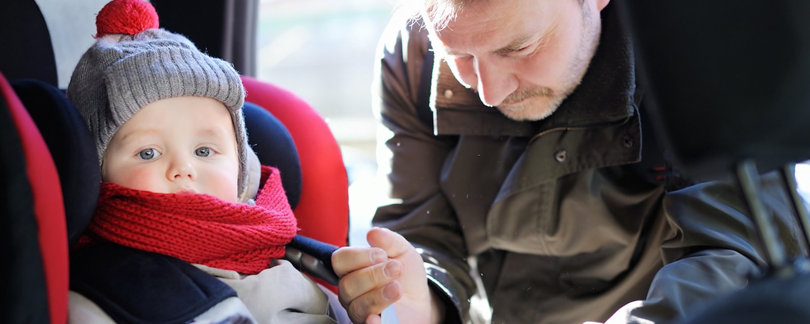 Mise en garde aux parents: attacher un jeune enfant qui porte un gros manteau dans un siège d’auto est dangereux