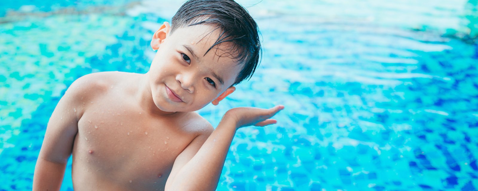 Secouer la tête pour faire sortir de l’eau coincée dans les oreilles peut être très dangereux, surtout pour les enfants