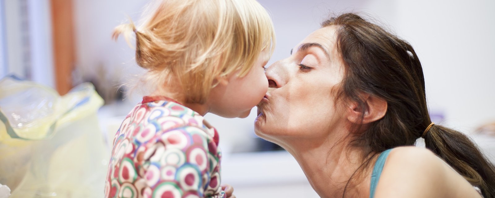 Une psy explique pourquoi il vaut mieux ne pas embrasser nos enfants sur la bouche