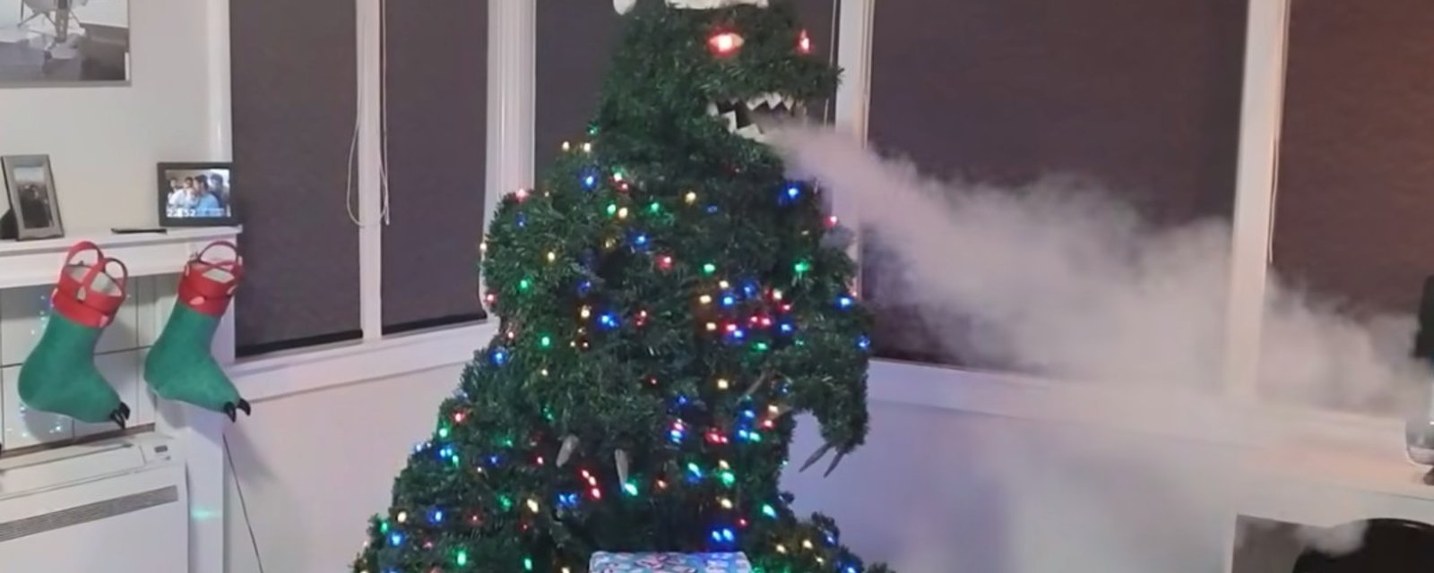 Un papa crée un sapin de Noël en forme de Godzilla qui crache de la fumée