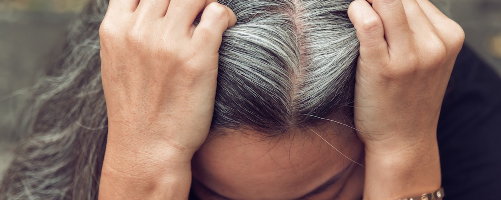 Ce n’est pas un mythe! Le stress favorise les cheveux blancs, selon la science.