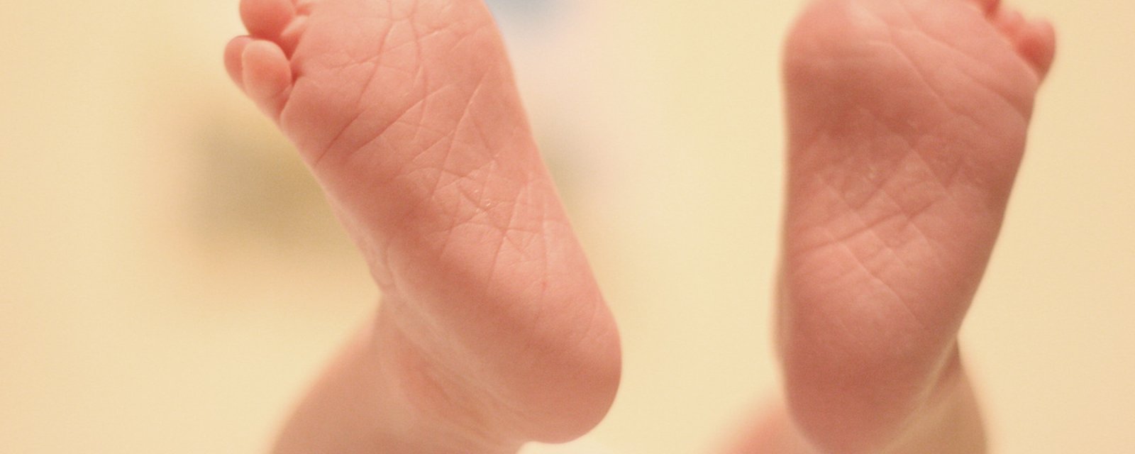 6 points que vous pouvez masser sur les pieds d’un bébé en pleurs pour le soulager